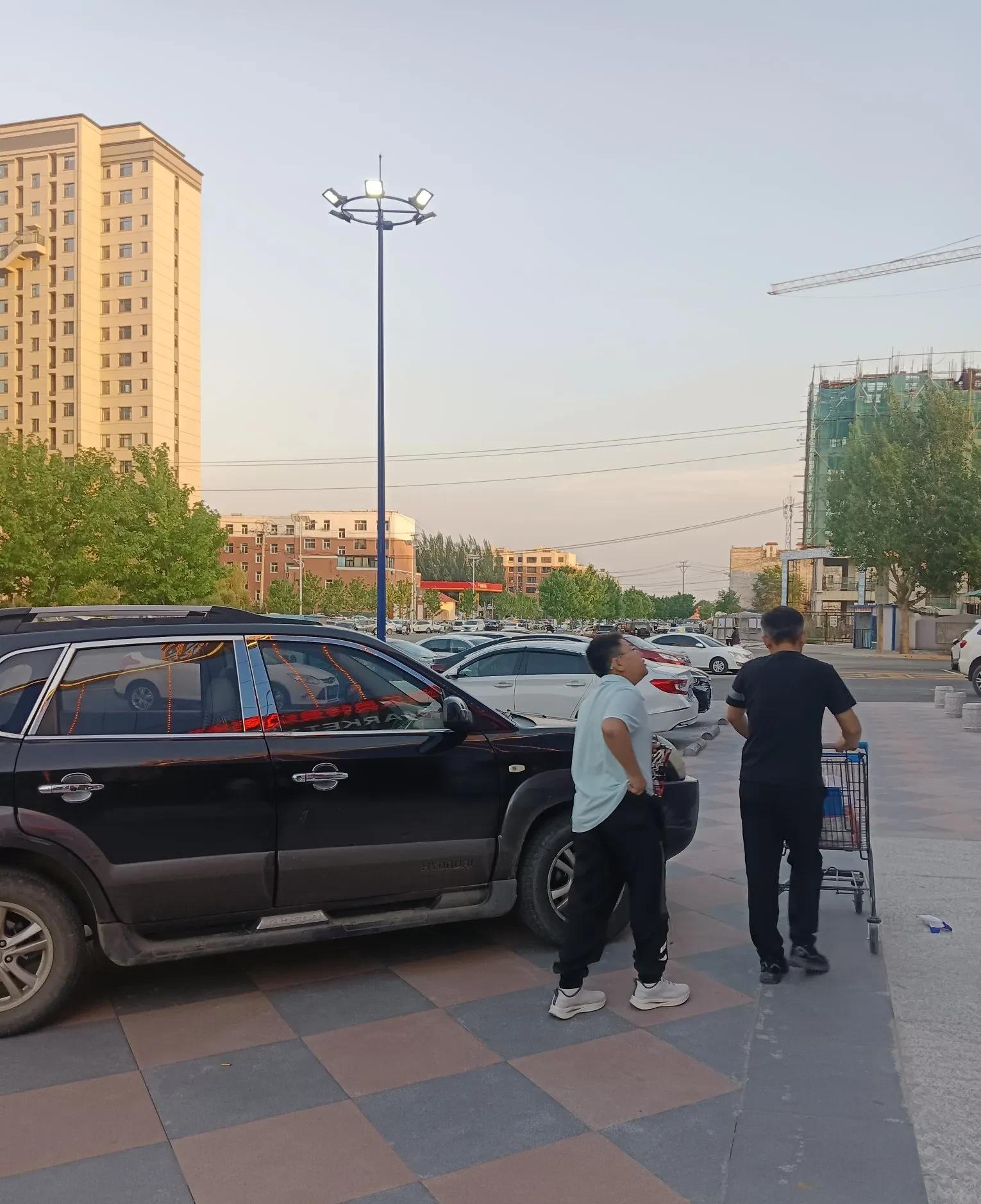 公交车上，一个男人声称自己遭到性骚扰，并为此拍摄了视频。



视频中，他控诉一