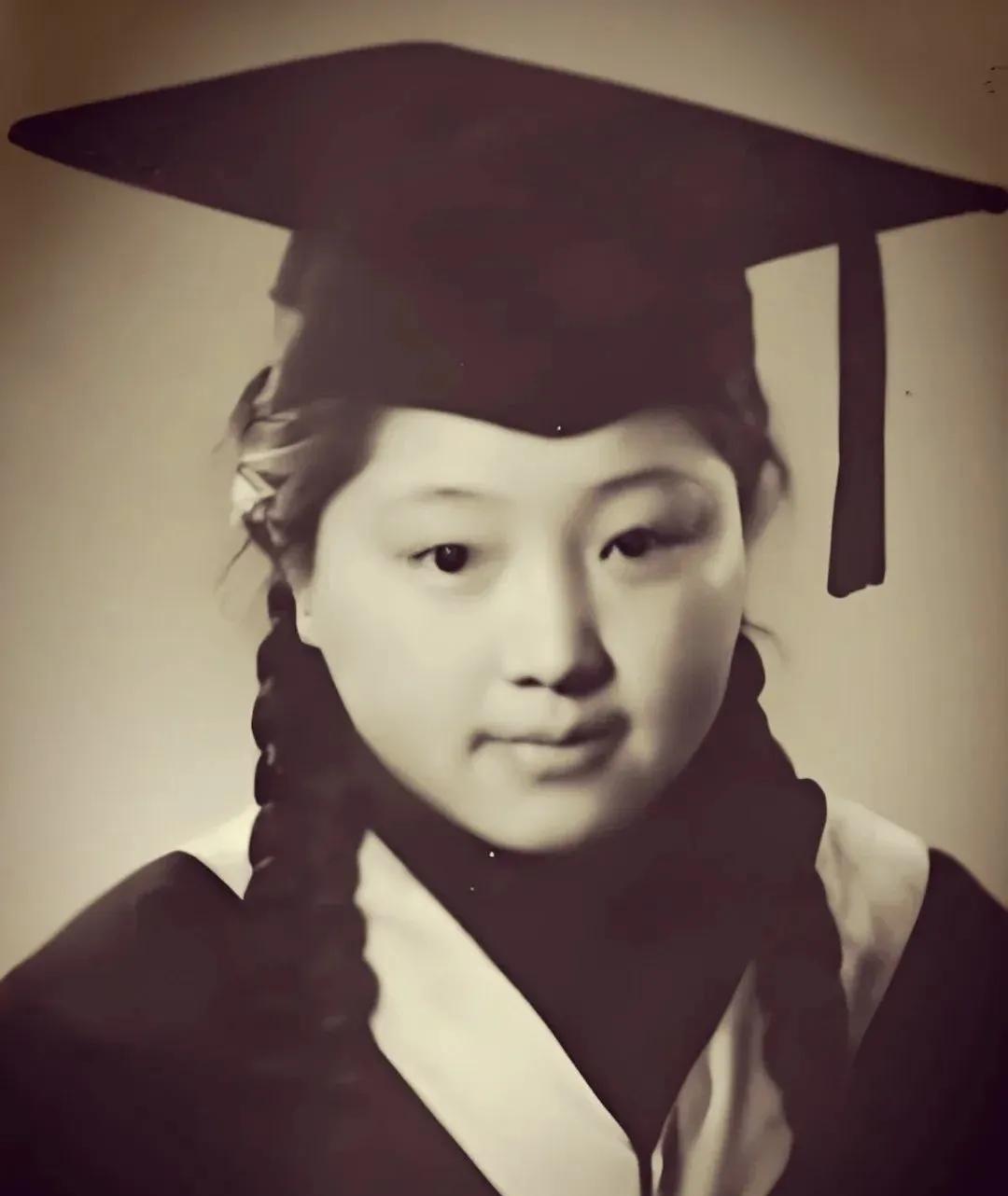 1968年，物理学家钱三强下放陕西。一天，他看见一个女人弯着身子，正在打扫茅厕。