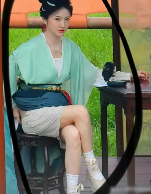 看得出来夏天拍古装戏是真的很热啊，景甜都热成这样了 ​ ​​​
