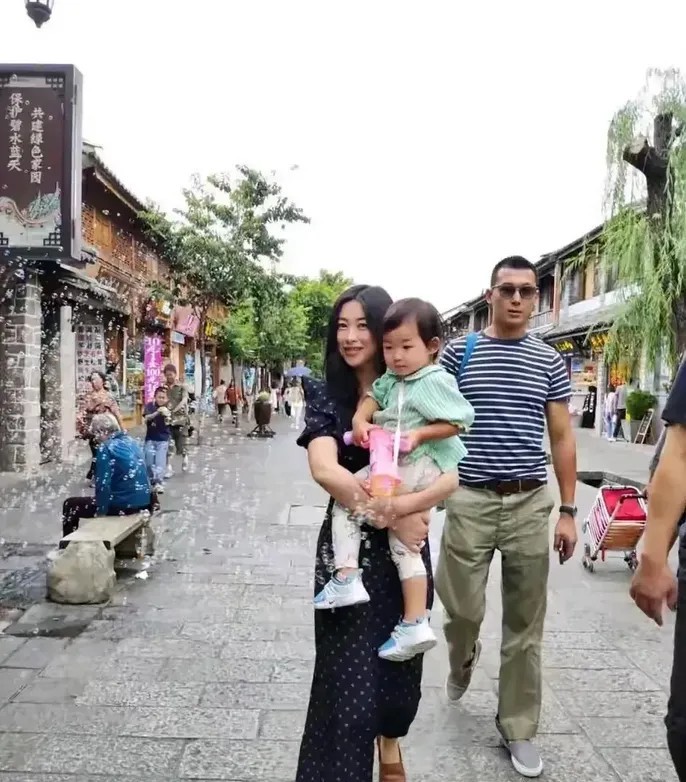 连续八年霸榜“全球最美脸庞”的女星，医美堪称娱乐圈“教科书”级别 ，可自家女儿长