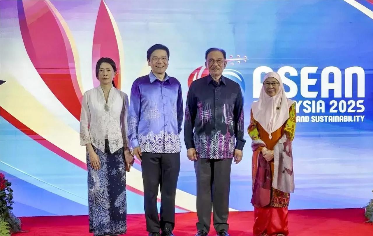 在东盟峰会上，马来西亚首相安瓦尔（右二）和夫人旺阿兹莎（右一）设晚宴招待来访的各