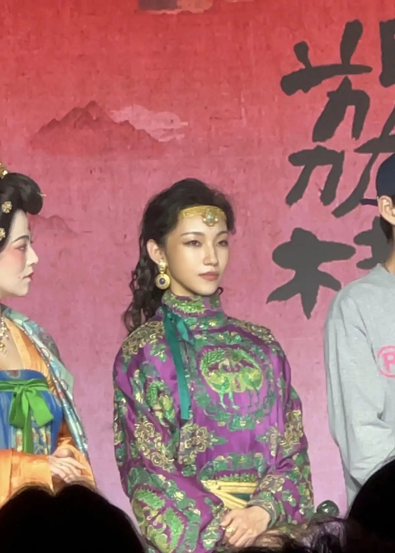 我问我闺蜜，那尔那茜也太傻了吧，怎么还自爆定向委培违约？不怕把父母牵扯进来？
闺