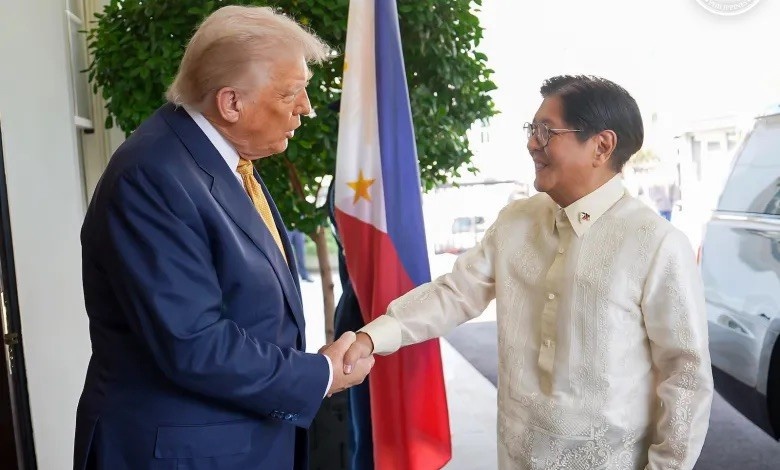 菲律宾总统小马科斯不断强调自己“坚定支持美国”的立场，脸上带着讨好的神情。

