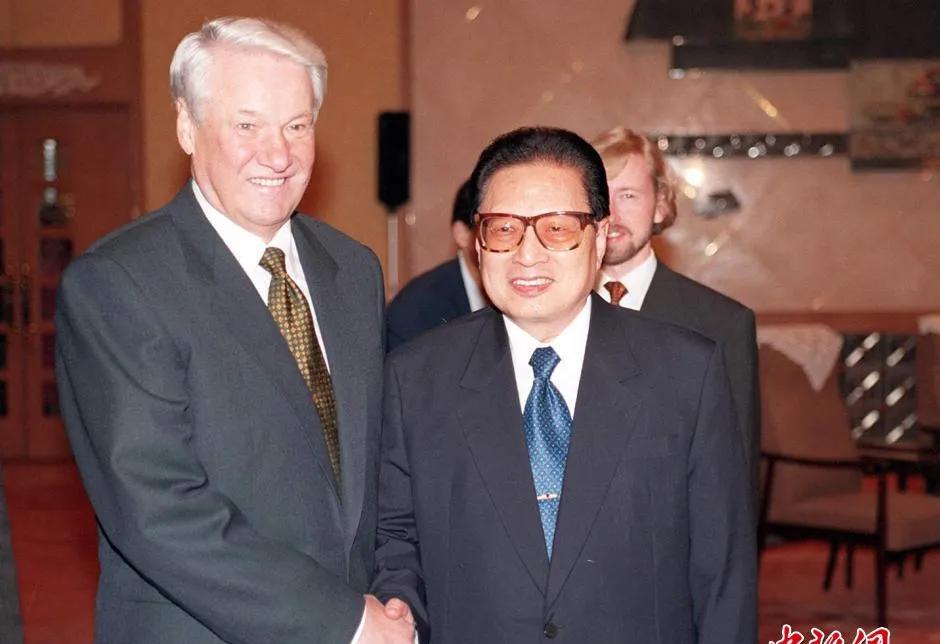 1997年11月10日，乔石在北京会见俄罗斯总统叶利钦。