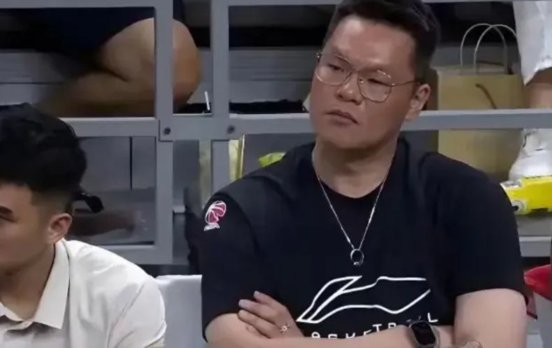 CBA这点外援政策，可以说被朱芳雨玩得明明白白的，根据比赛需要随时切换外援。吉伦