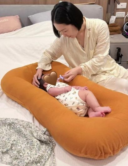 郝劭文二胎女儿三个月能睡整觉 胳膊小腿似藕节超萌