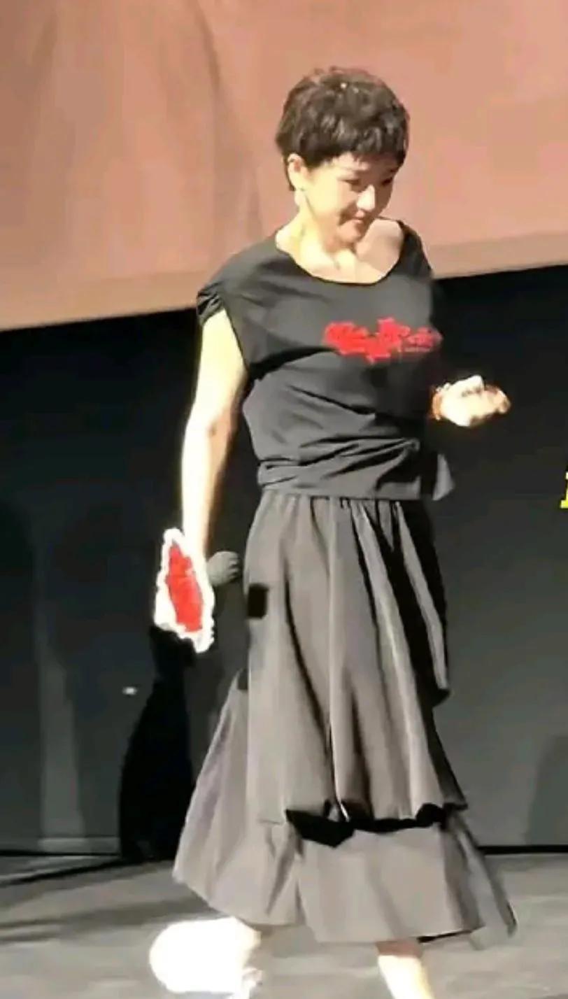 章子怡这身穿搭颇显老气，走路的姿势更使其大妈感扑面而来，你看是吧？
