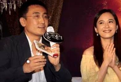 某次访谈中，金星好奇地问俞飞鸿：“你都年过半百了，怎么还不结婚呢？”俞飞鸿莞尔一