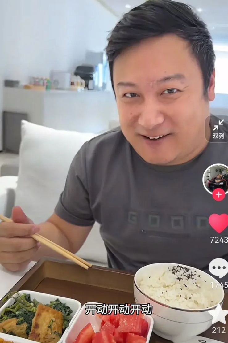 鸿蒙智行这样不会亏吗？这么多车主都是连吃带拿的

最近刷到很多车主去鸿蒙智行免费