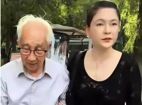 92岁中美老院长携娇妻参展，相差44岁仍般配，一头白发不用搀扶