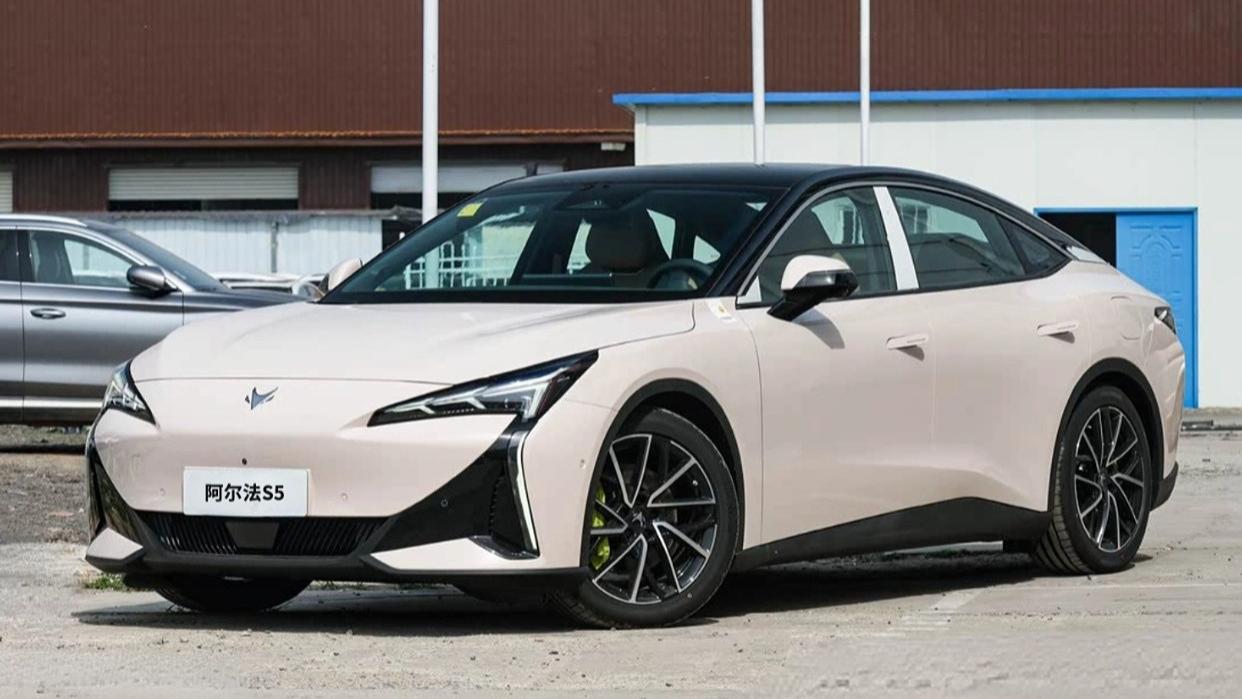 新改款的纯电中型轿车极狐阿尔法S5，主打年轻、运动和科技感