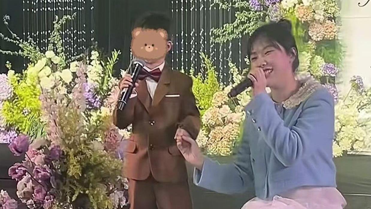 挖呀挖黄老师参加表妹婚礼，上台献唱大长腿吸睛，致辞尽显高情商