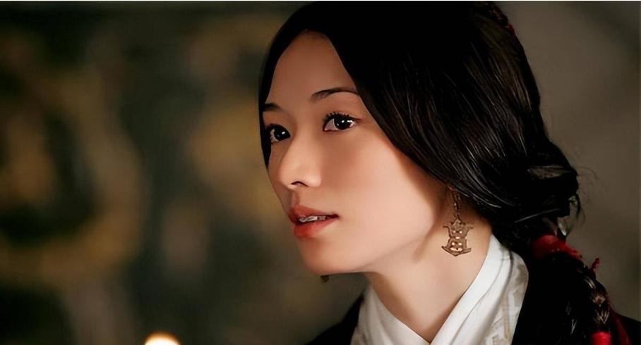 咸平五年，两位一品重臣为争娶一位美貌寡妇，竟闹到皇帝面前，天子震怒。



秋日