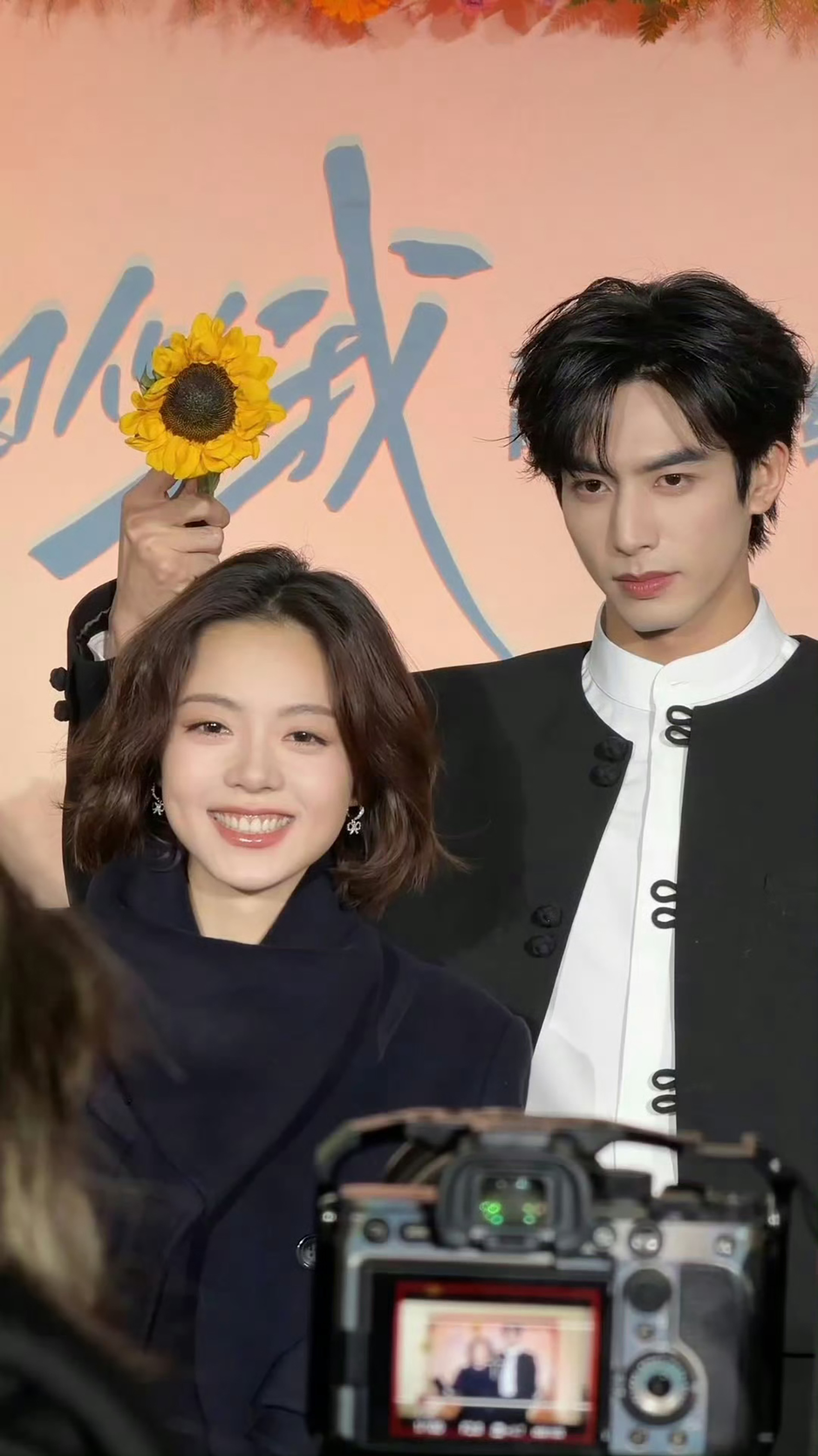 《骄阳似我》剧组举行庆功宴，主创团队笑哈哈，大概只有我在研究聂曦光的钱袋子。
光