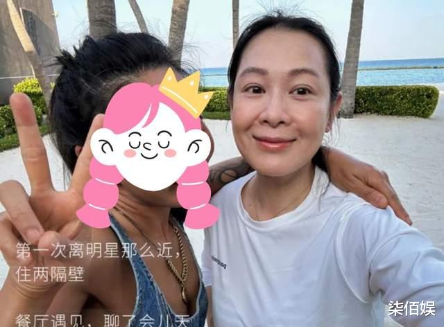 刘若英国外度假，皮肤松弛粗糙，小10岁老公露面，夫妻不显年龄