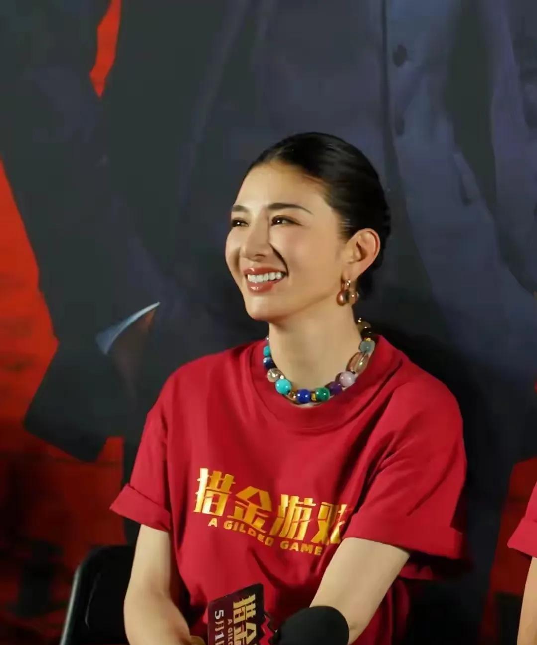 天呐，她一出场惊艳四座，比年轻时还要美了，这是返老还童了吗？你认出是谁了吗？