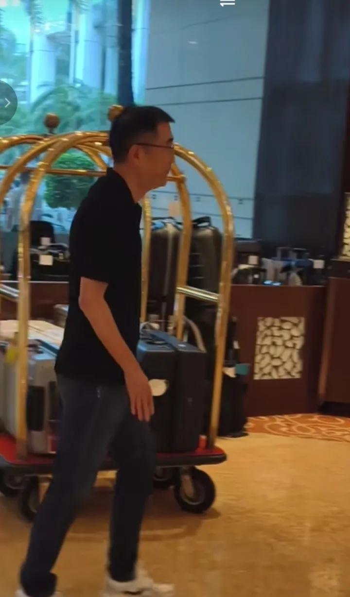 申花老总再次跟随申花去了客场！这是老总抵达酒店！每一场比赛都亲力亲为！可以看出申