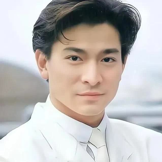 以前我妈说四大天王刘德华最帅。我说，他鼻子太大很奇怪，黎明更帅。我妈说，等你结婚