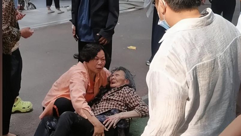 102岁老人3楼坠落，救助人是否需要担责？律师：具体看这2种情况来定