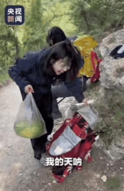 “这是打了鸡血！”一群年轻人一起徒步登山，当徒步30公里的时候，全员都累的爬不动