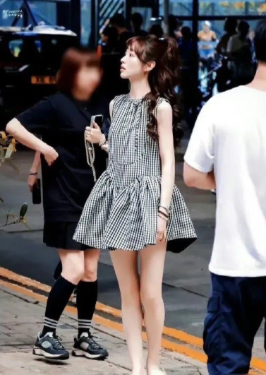 田曦薇10w的劳力士配400元的拖鞋，姐姐，你主打的就是一个随性、自在吧