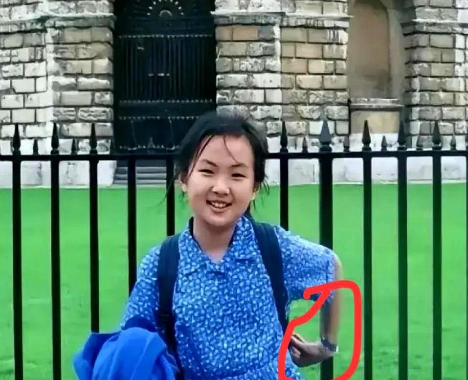 任正非的脚踏实地，你看“二公主”姚安娜就清楚。
这是7岁姚安娜的照片，她身上没有