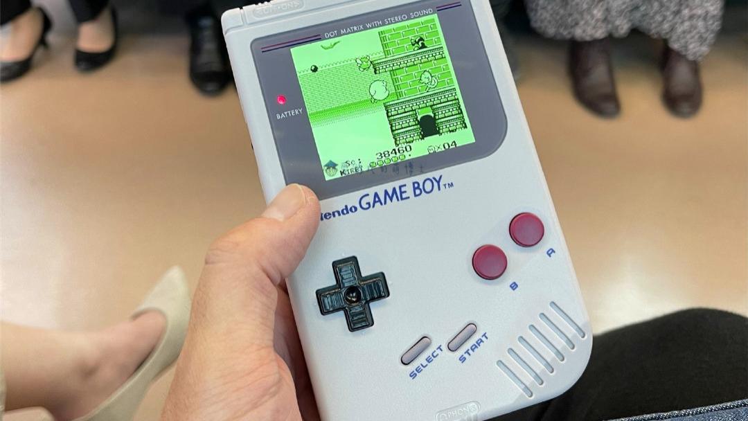 游戏圈冷知识：Game Boy掌机和如今的智能手机差不多大小