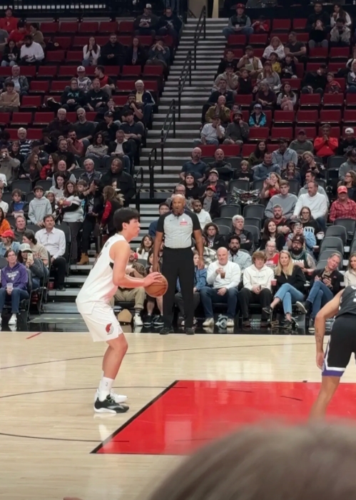 少什么脏水都往杨瀚森球迷身上泼
首先，小杨球迷的最终目的一定是让小杨打的更舒服，