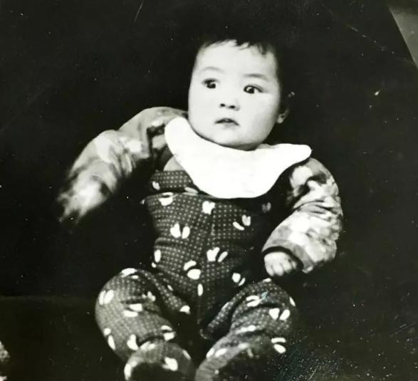 1949年，戴公祠警卫室的水泥地被挖开，小萝卜头的遗体静静躺在里面，遗体已经腐烂