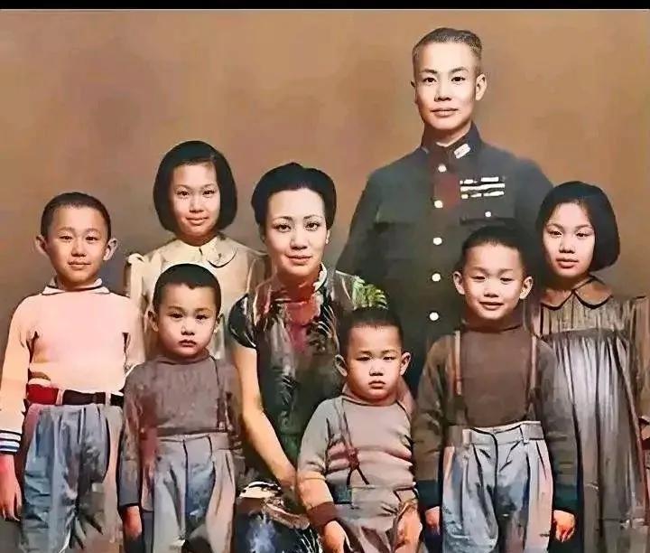 将门子女零接班！陈诚靠「家教三板斧」斩断百年军权魔咒？  
军装笔挺的陈诚身旁，