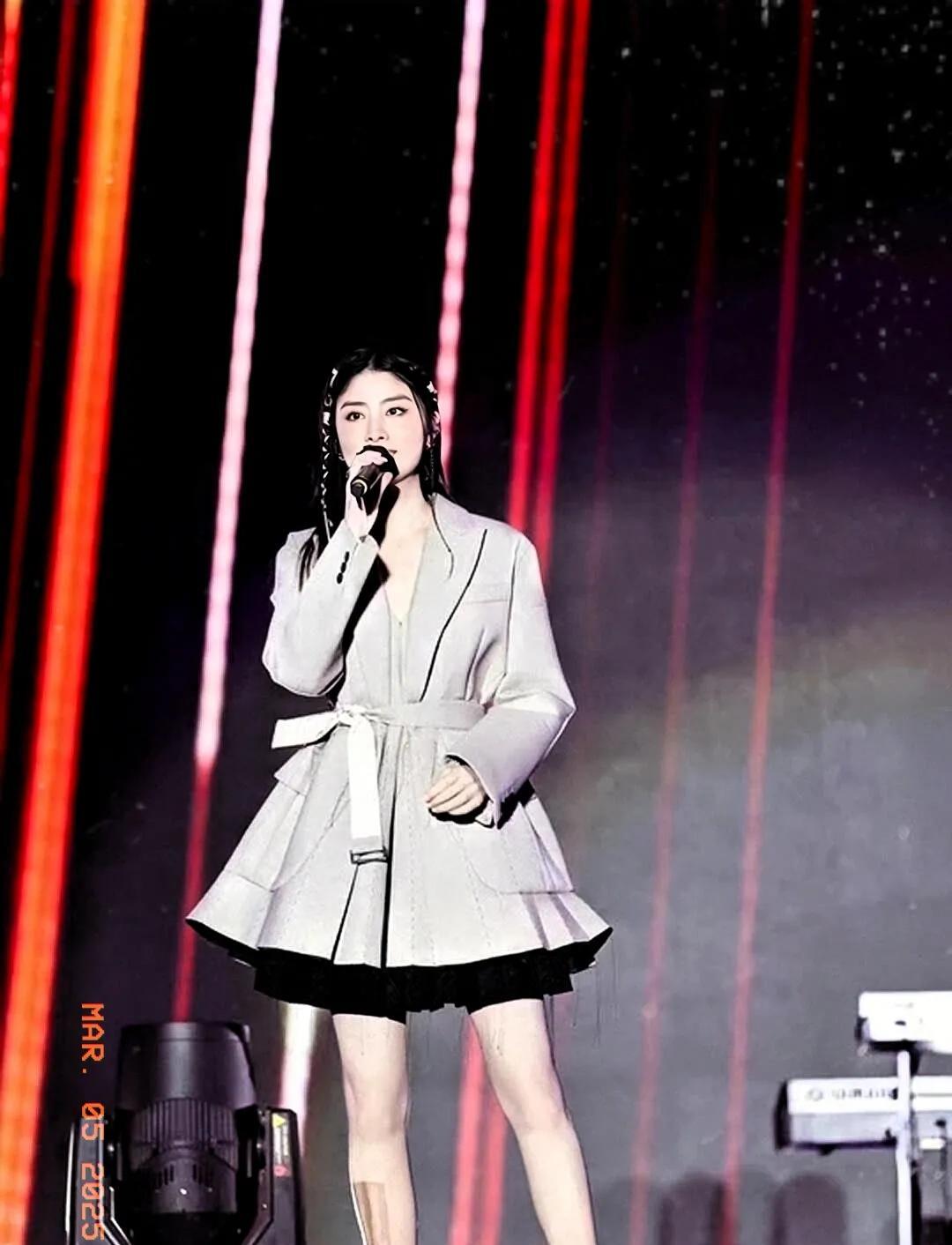 各位好！今天跟大家聊聊“香港最后一个玉女”陈慧琳。
提起陈慧琳，大家肯定忘不了她