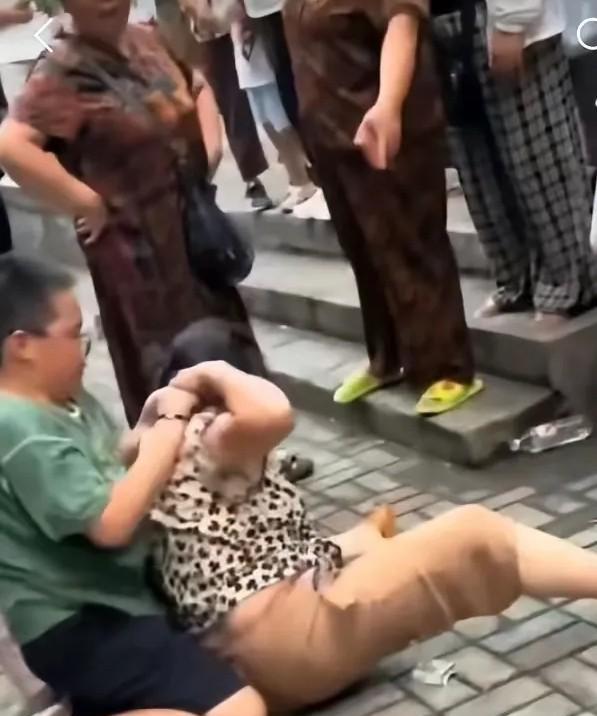 学校门口一个吃的又肥又壮的小学生，因为来接他的奶奶没有给买他爱吃的零食，就一把把