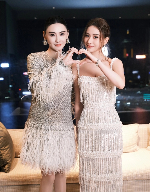 人妻何超莲竟然被三胎宝妈张柏芝的美丽比下去了！果然美女在一起就会被比较，张柏芝虽