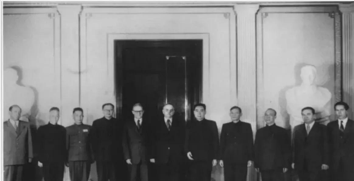 1952年8月24日，莫斯科，中共代表团拜谒列宁墓，敬献花圈，合影留念，永恒的回