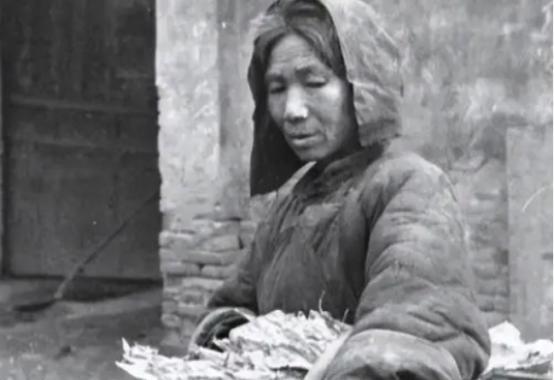 1941年，一位老妇人请“汉奸”侄子吃饭，突然压低声音问道：“侄儿，能不能给我弄