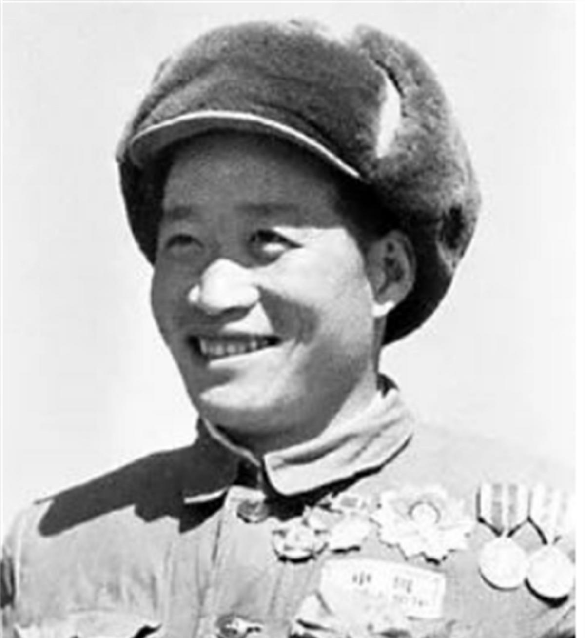 1964年，毛主席得知奇袭白虎团的英雄排长从朝鲜战场归来已11年，却依然只是副连