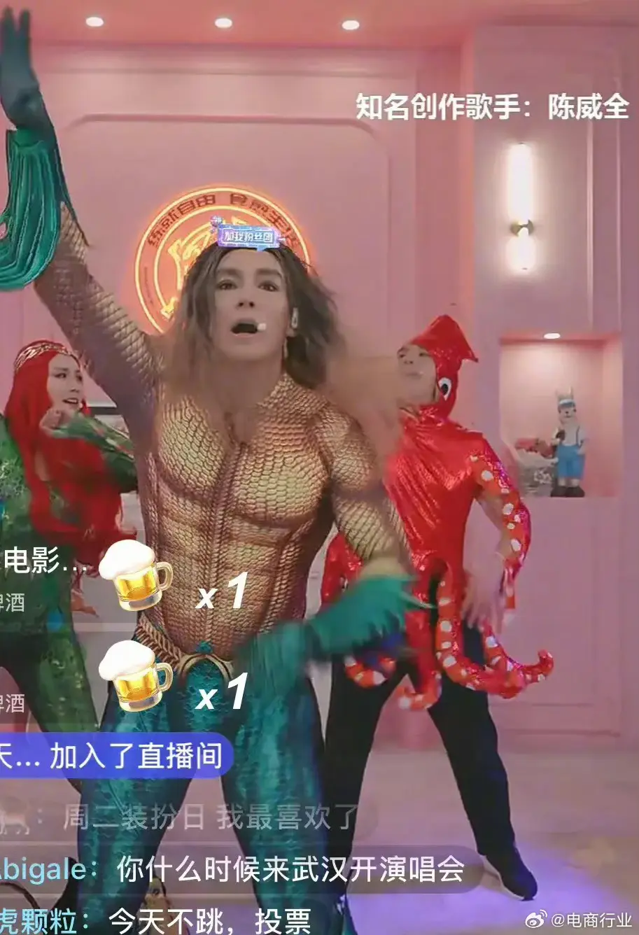 你觉得刘耕宏这样的打扮被封应该吗？
刘耕宏就是因为这样的造型被封的