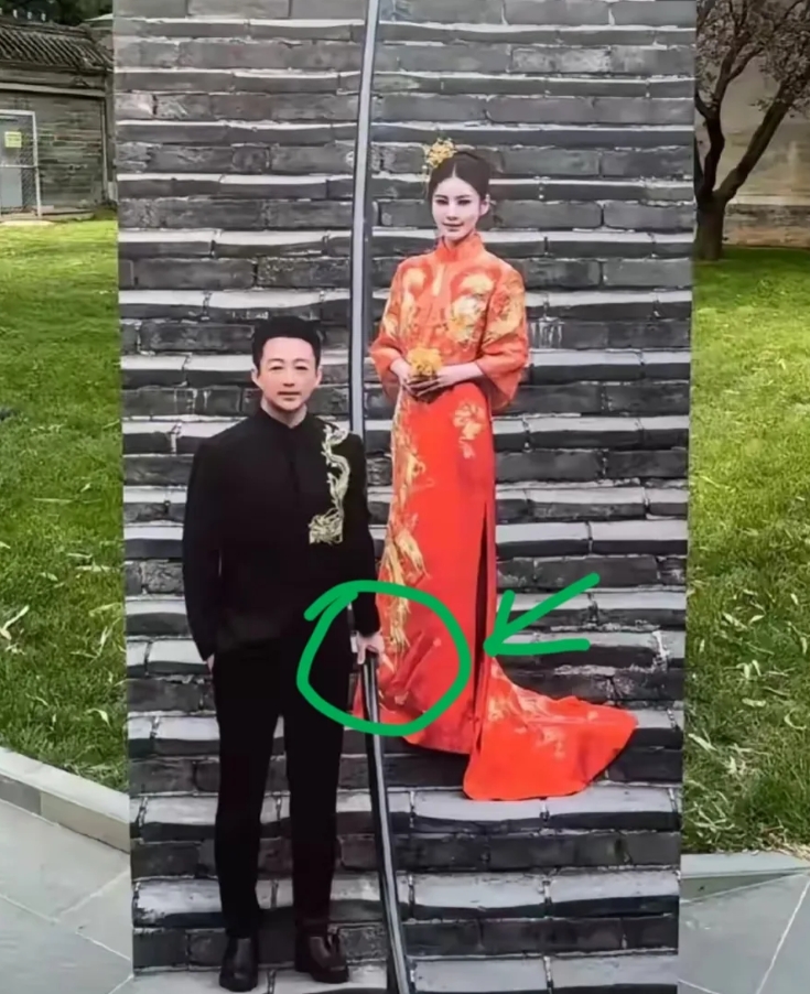 大家有没有发现汪小菲和马筱梅结婚时候选的的迎宾照和我们日常所见的结婚迎宾照都不太