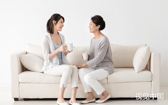 婆婆跟老姐妹打麻将，把孙女冻死，还跟儿媳说：我只是想帮你们省点钱，我有什么错