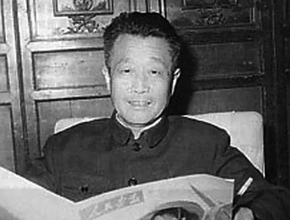 1968年，杜聿明在政协门口的大马路上捡马粪，这一幕被一个外国记者拍下，恰好被他