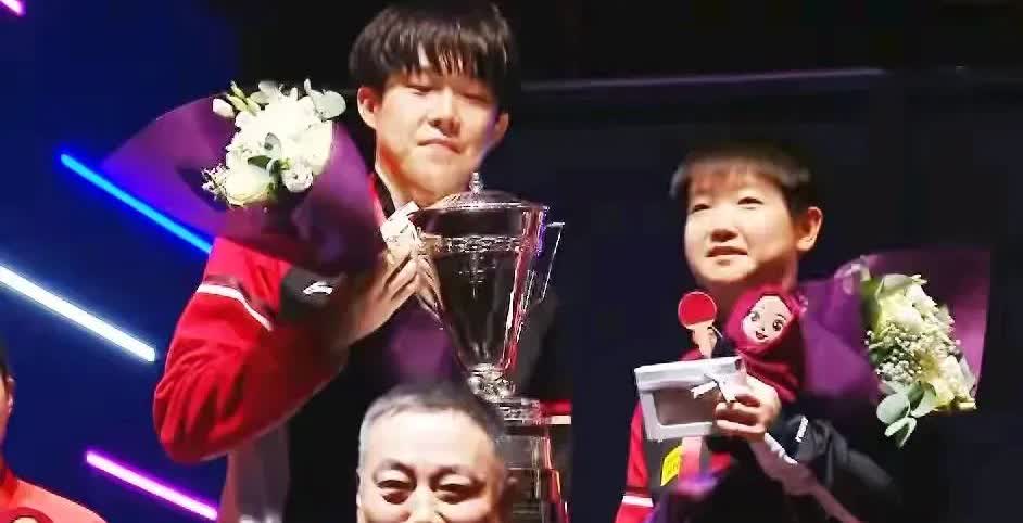 梁子来了，
这次感觉不是来“颁jiang”🏆的，
倒像是把两个“淘气”的孩