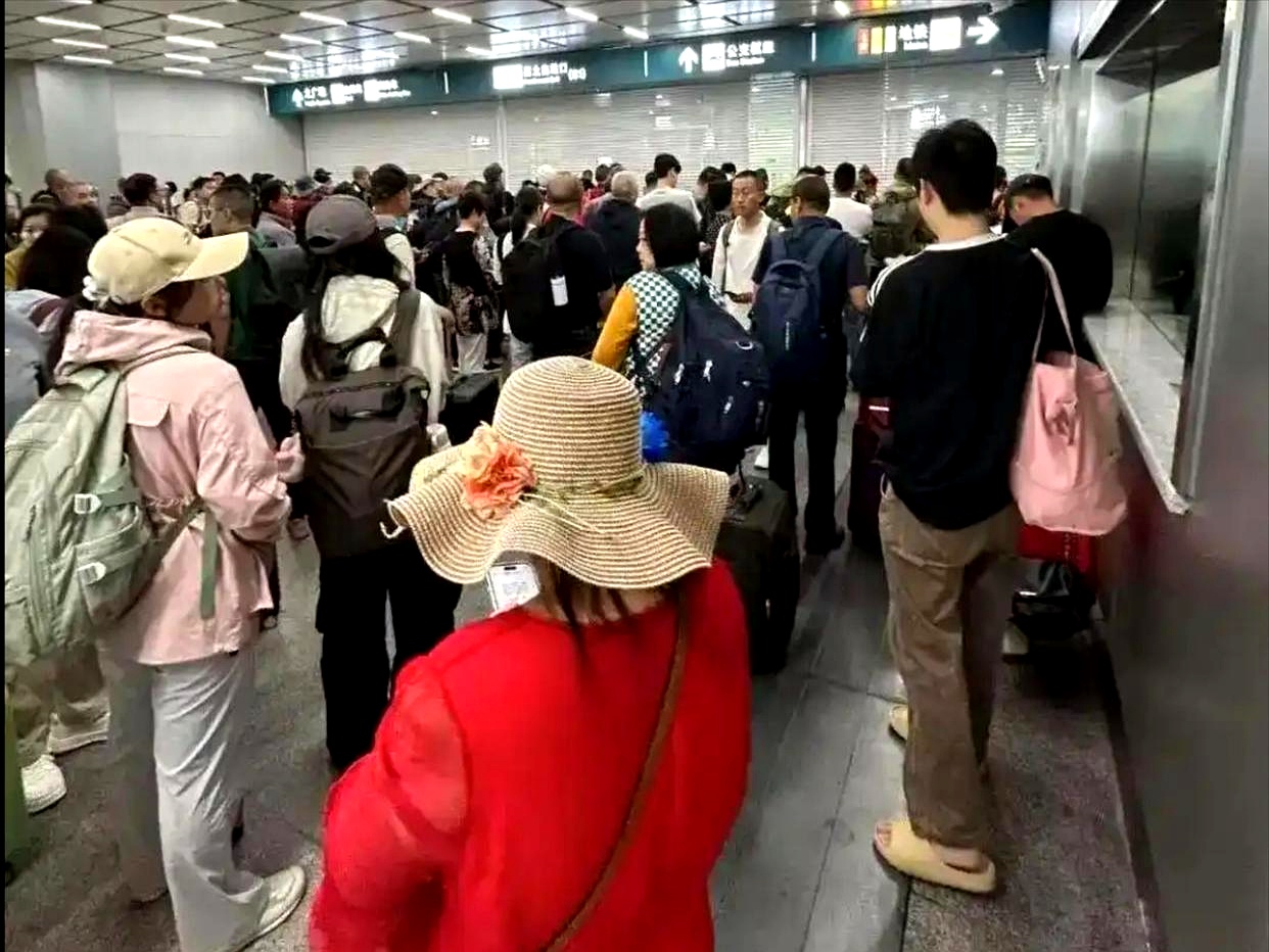 上海南站，旅客们经历了一场“人在囧途”。原因？工作人员迟到，导致出站口像上了锁。