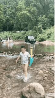 孩子在那玩的挺好，小水坝被你无情的毁掉了[发怒]。
