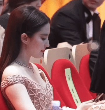 非静止画面！
她的一呼一吸仿佛是宇宙在呼吸，感受到了蓬勃的生命力！
她的长相，身