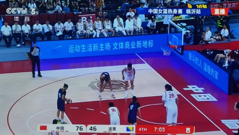 新的中国女篮视乎又走回老路上去了，后卫高调给内线18岁高中锋，或韩旭拿球中投得分