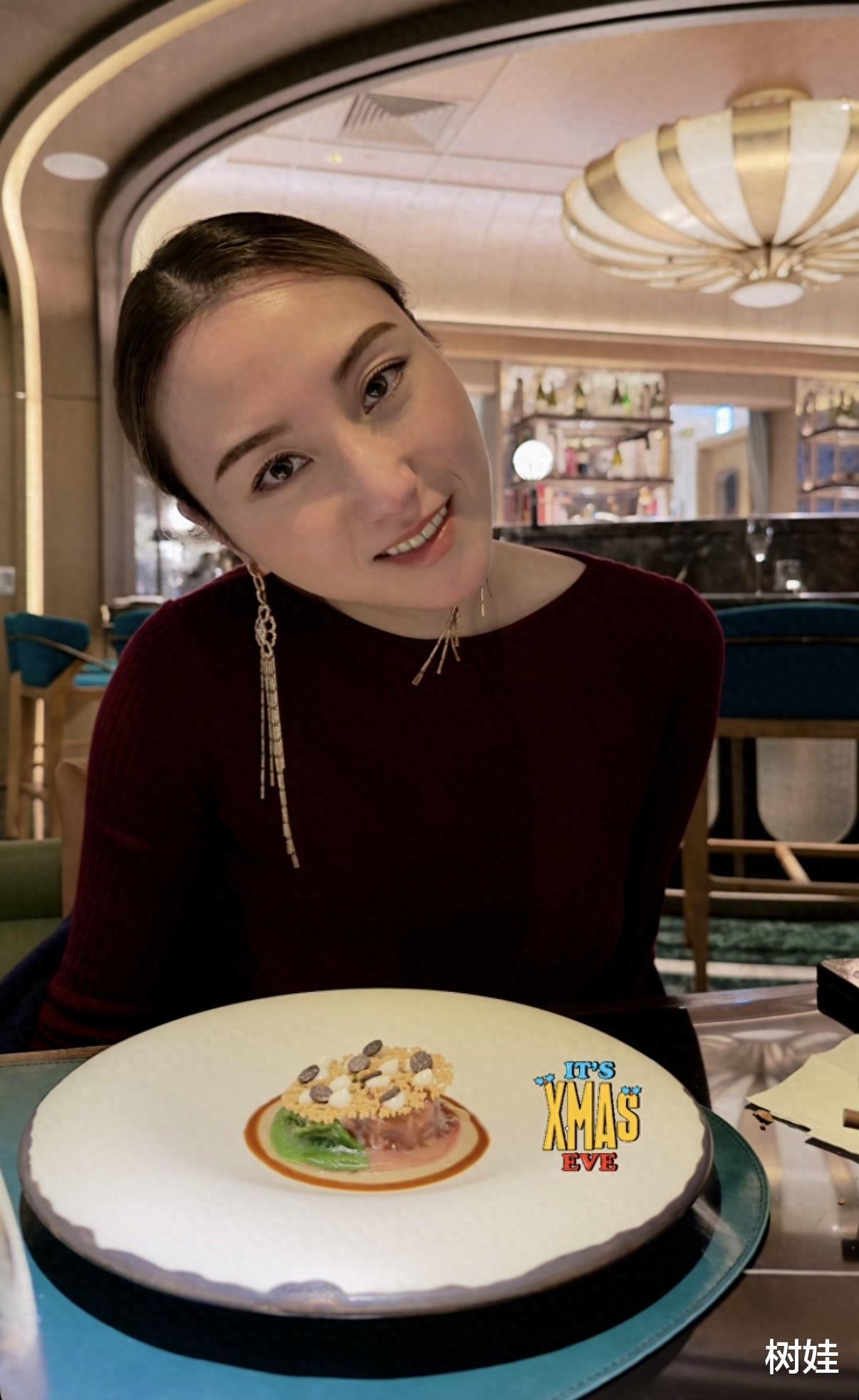 何超云平安夜盛装赴约，穿酒红色长裙明艳动人，被曝交往了新男友