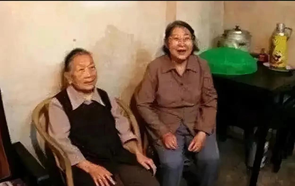 李敏和李纳姐妹俩的合影，真是年龄越大越亲，小时候他俩也斗气！
拍摄这张照片时李敏