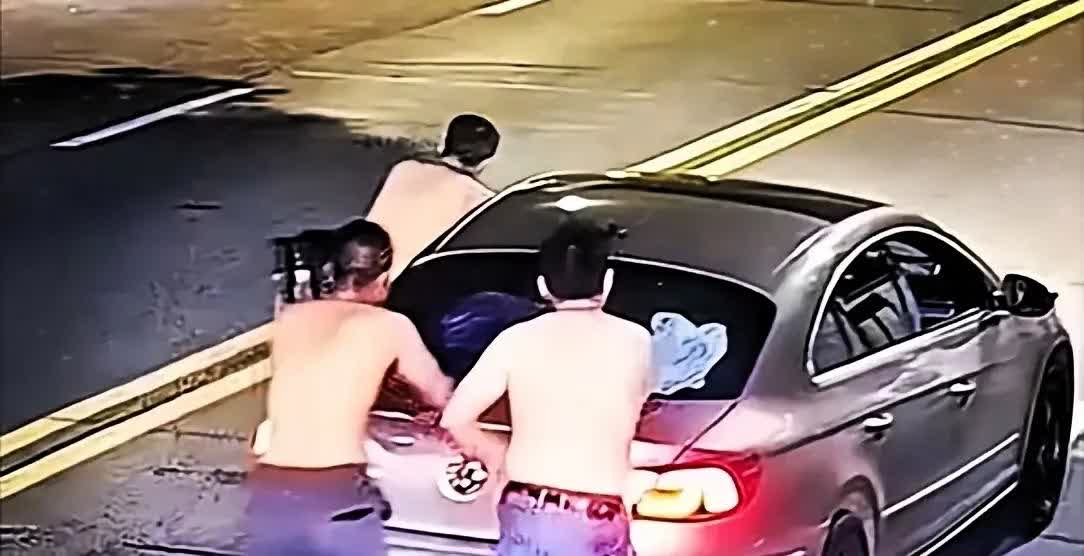 湖南襄阳公安今天发布了一个消息，说是三个光着膀子的男子推着一辆轿车的画面，引发了