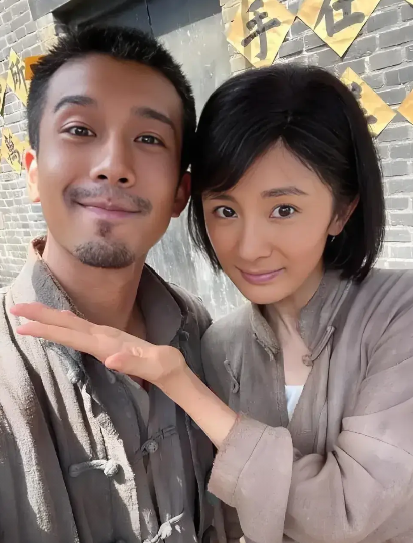 关于演员孙绍龙，

我一个在影视城工作的朋友说，

现实中的他根本不是剧里演的那