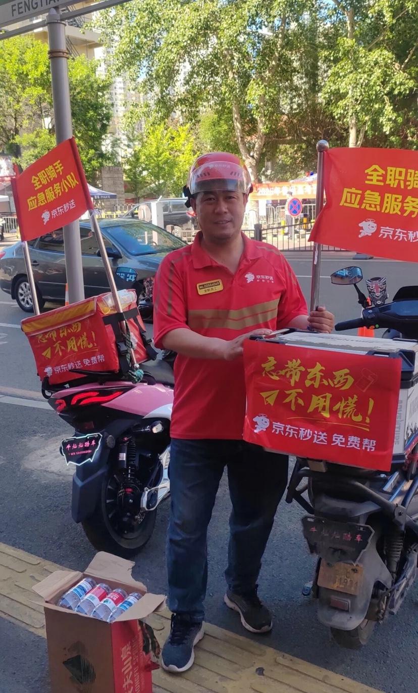 刘强东真是心计不一般
前脚王兴说要跟他竞争到底
后脚他让骑手先别管订单，居然跑高